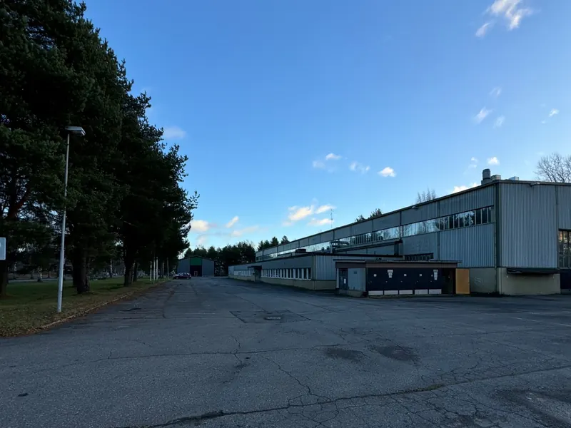Pitkä varastorakennus Ulasoorintiellä Porissa