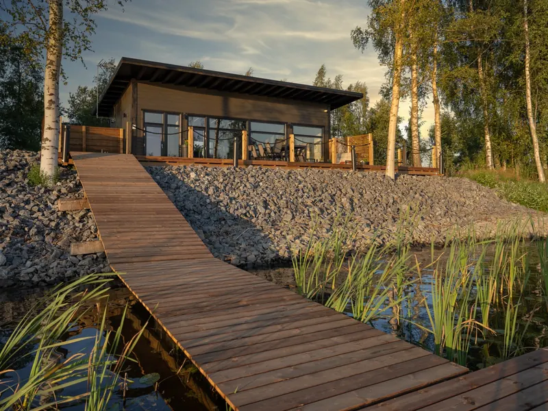 Villa Suisto Kokemäenjoen rannalla, pitkospuut johtavat huvilalle